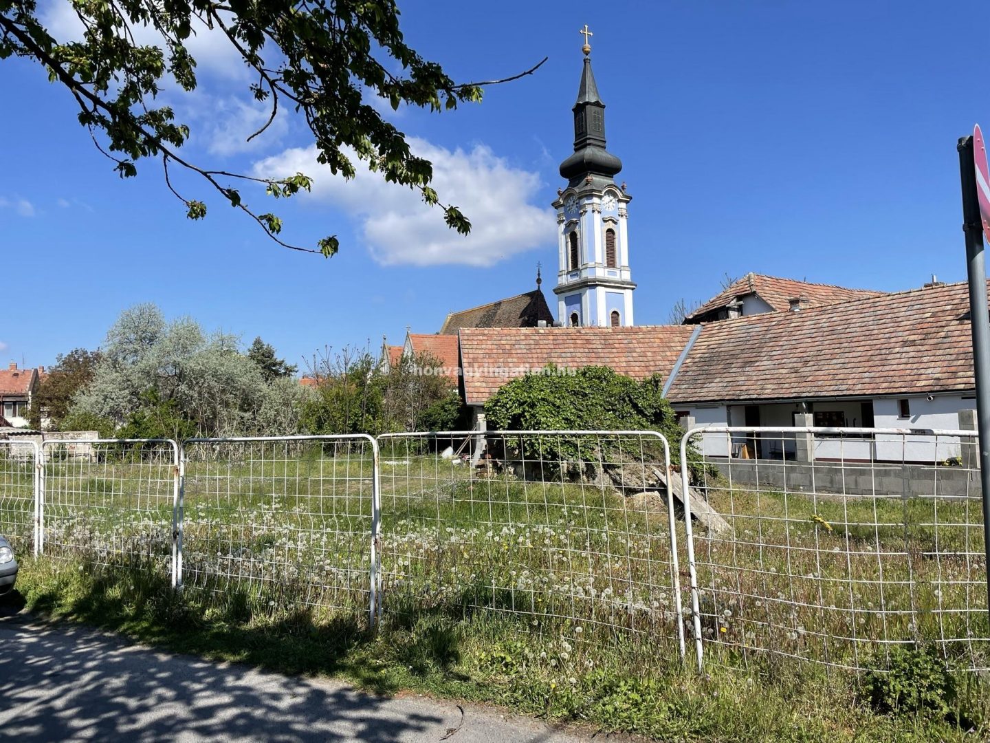 KIADÓ SAROKTELEK RÁCKEVÉN A SZERB TEMPLOM MELLETT – K3