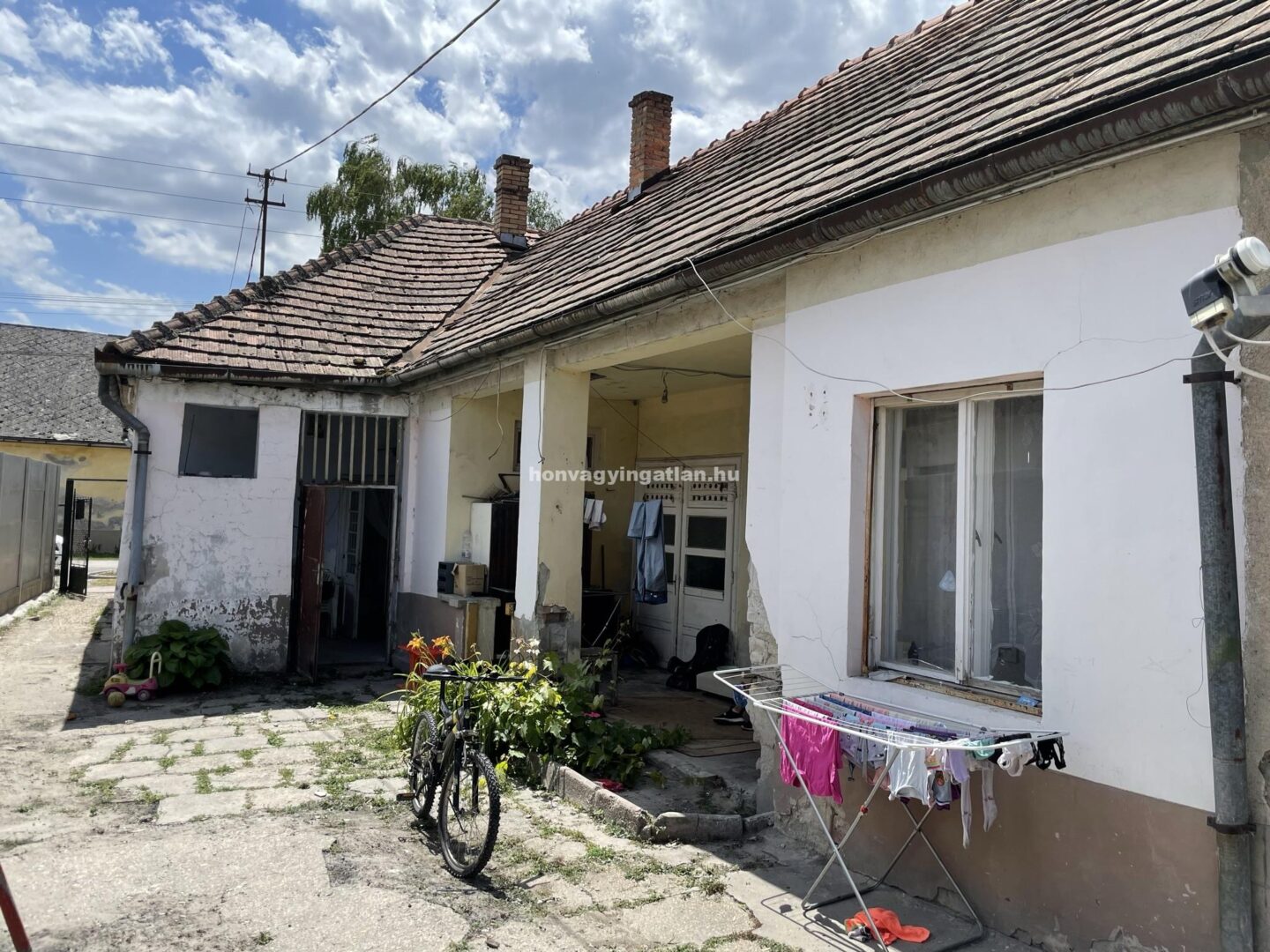 VEGYESBOLT ÉS CSALÁDI HÁZ DÖMSÖDÖN – CS44