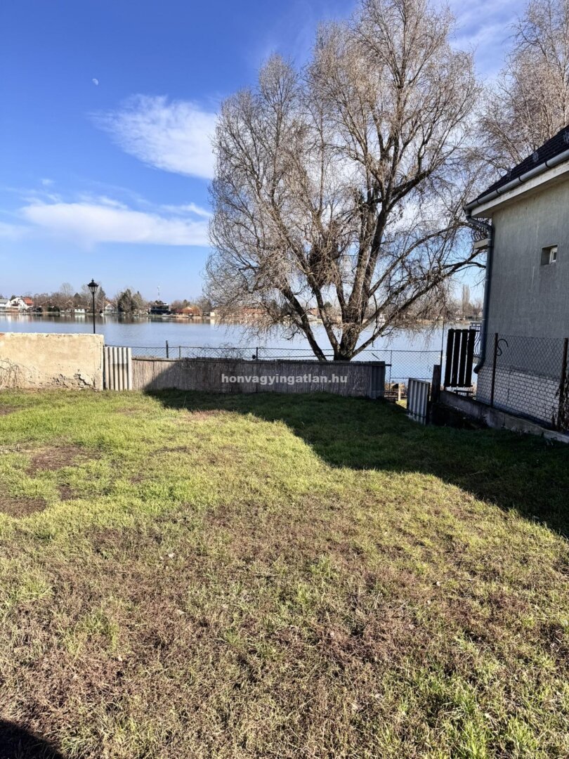BELVÁROSI, VÍZPARTI ÉPÍTÉSI TELEK STÉG LEHETŐSÉGGEL RÁCKEVÉN – T3