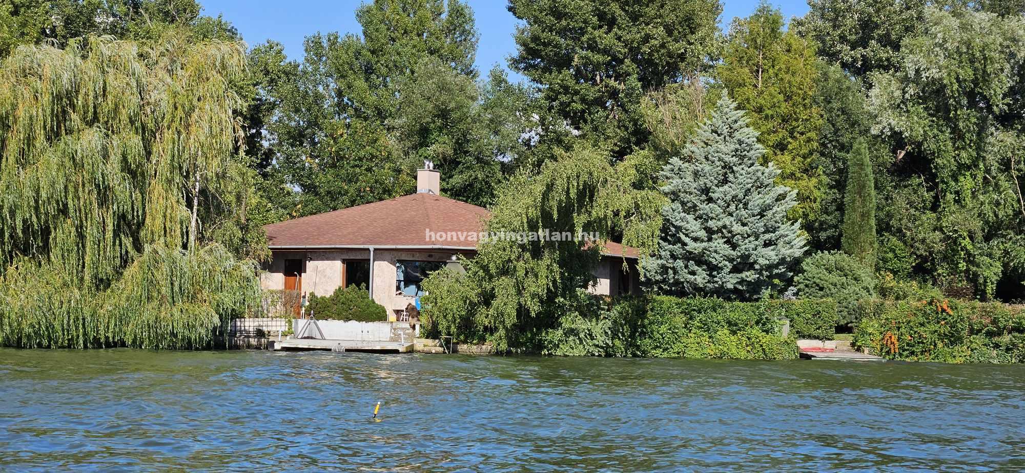 EGYEDI FEKVÉSŰ KÖZVETLEN VÍZPARTI CSALÁDI HÁZ RÁCKEVÉN – CS99