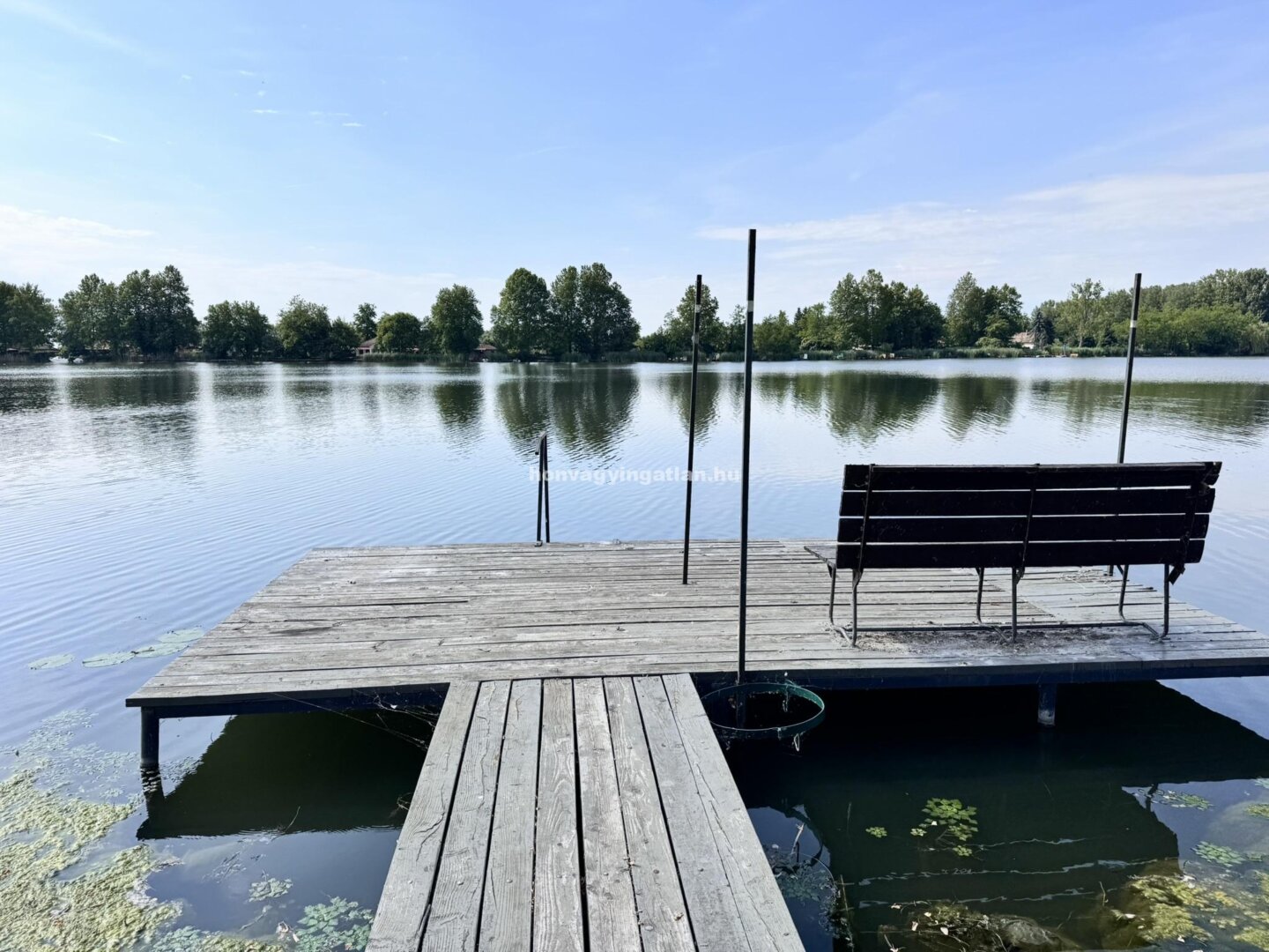 MAKÁDON KÖZVETLEN VÍZPARTI, SAJÁT DUNAI PANORÁMÁS CSALÁDI HÁZ ELADÓ – CS55
